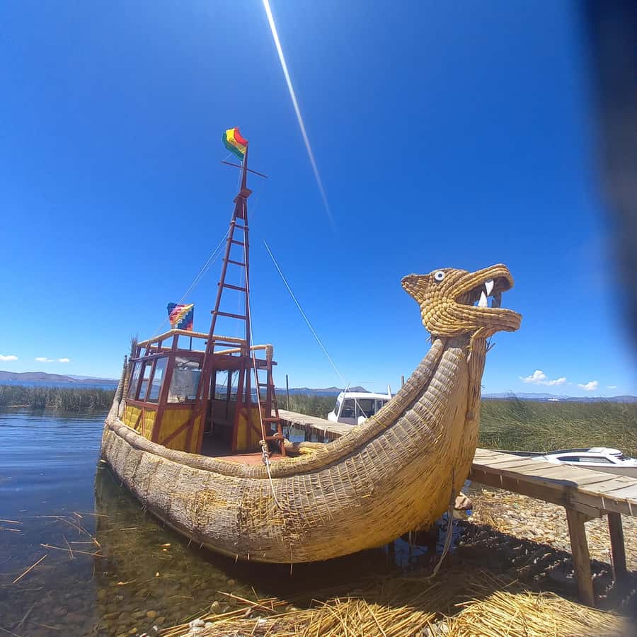From La Paz: Tihuanacu & Titicaca Lake in one day with lunch - Totora raft builders: why this stop feels real