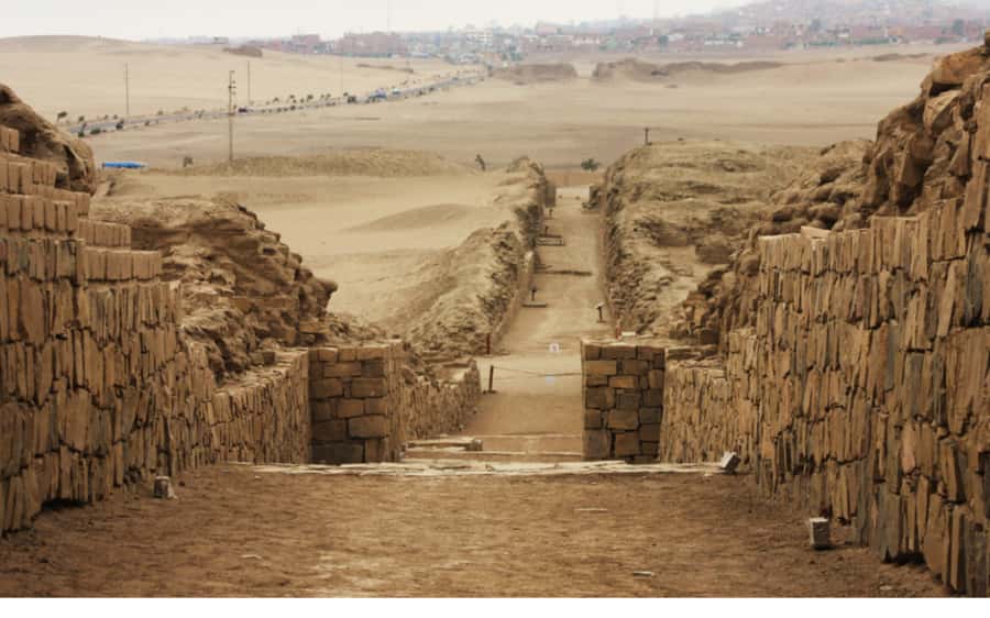 From Lima: City Tour with Catacombs & Pachacamac Inka Ruins - Lunch break in downtown Lima: using 90 minutes well