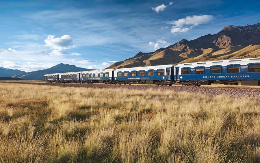 From Puno: Travel to Cusco in Titicaca Train All Inclusive - La Raya market stop: local color without losing your comfort