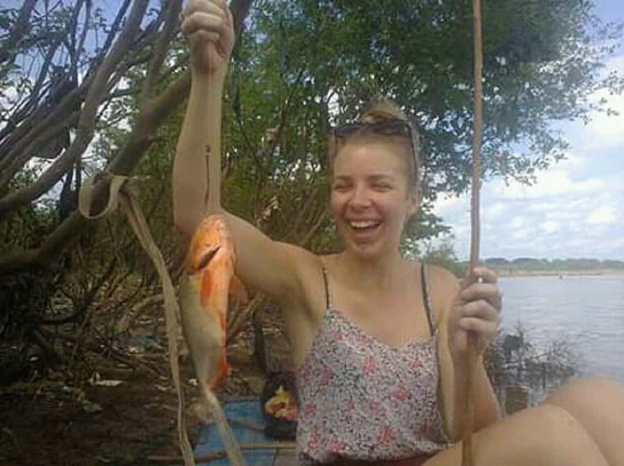 Iquitos: Piranha Fishing Experience in the Amazon jungle - Fishing gear in your hands: how the guide helps you cast