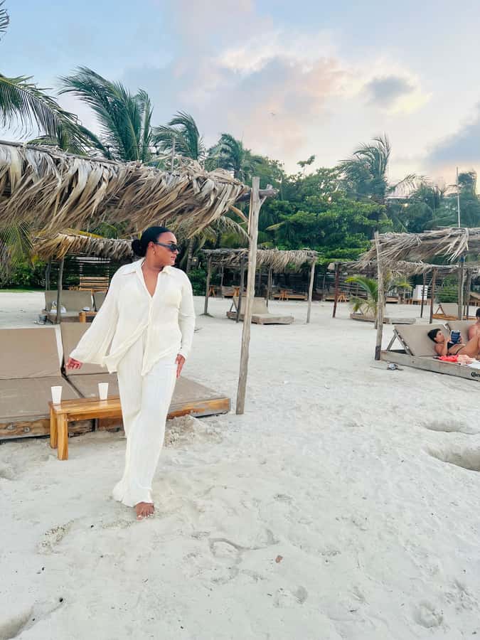 Isla Tierra Bomba beach club: Day Pass with typical food - Lunch at Fenix Beach Club: Typical Island Choices and Vegan Paella
